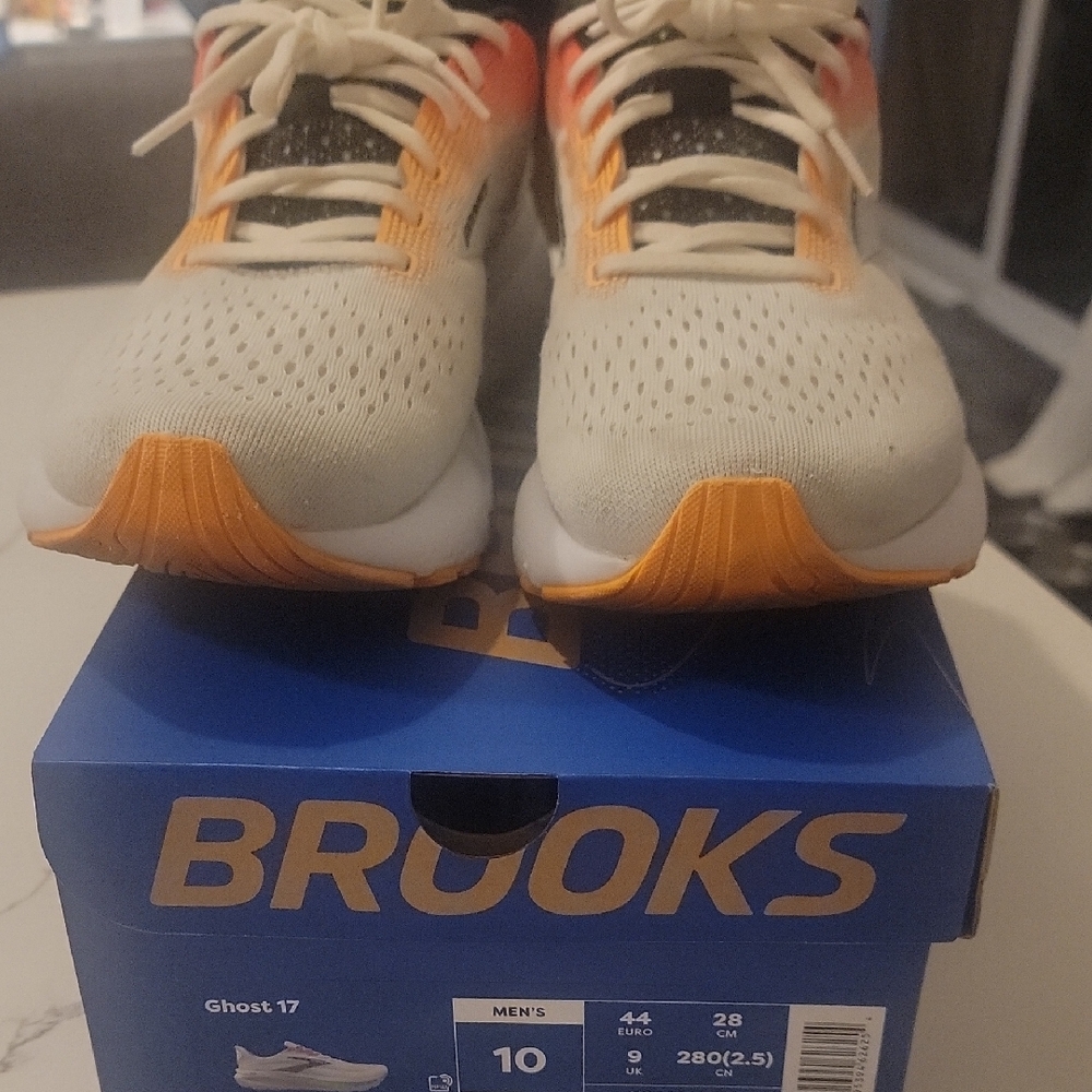 Brooks  Sneakers - White and Orange